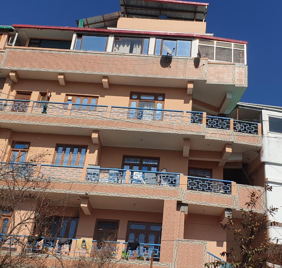 Hotel Pushpanjal And Banquet Pithorāgarh Exteriör bild